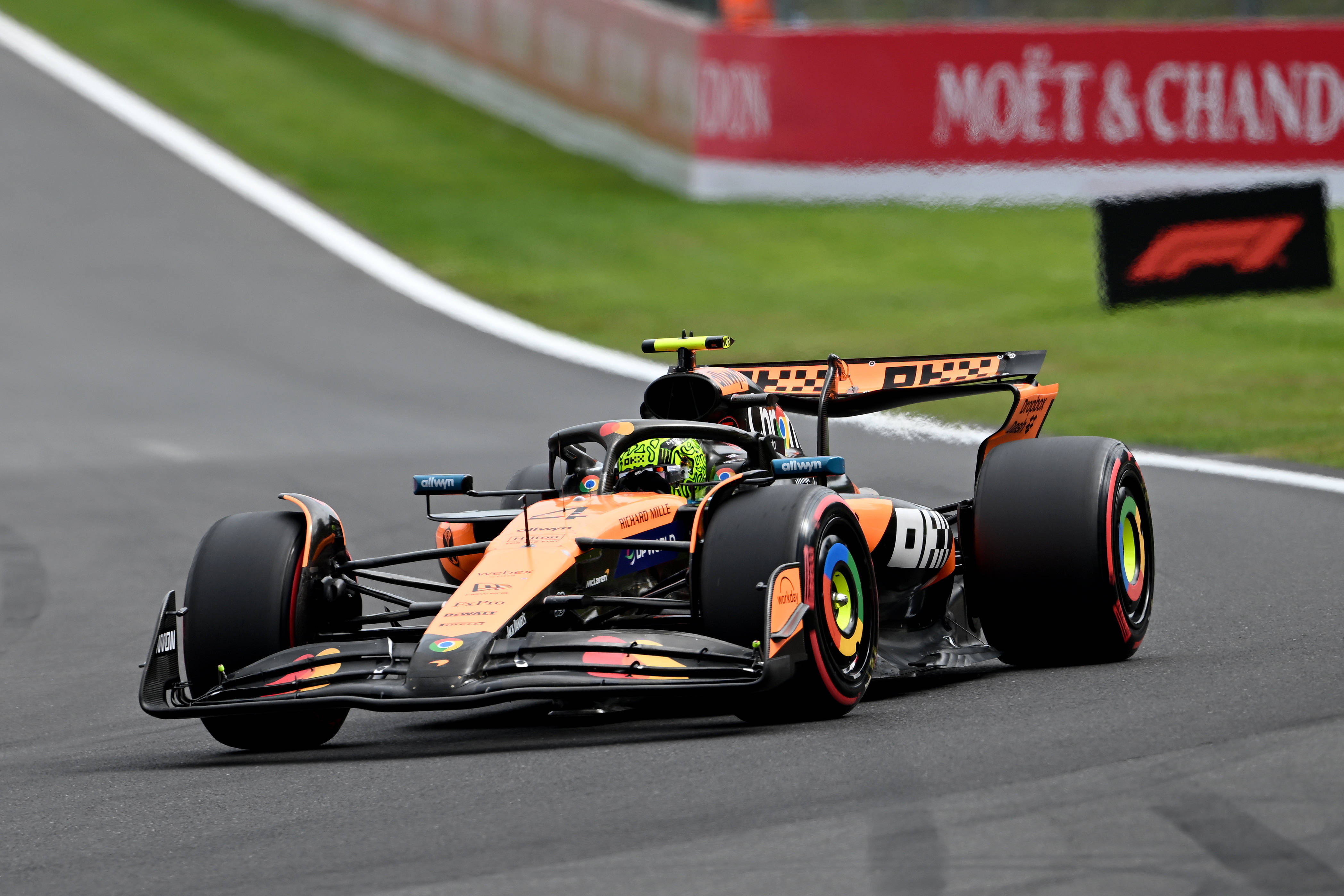 开云体育入口-迈凯伦鏖战红牛车队，维斯塔潘统治全场